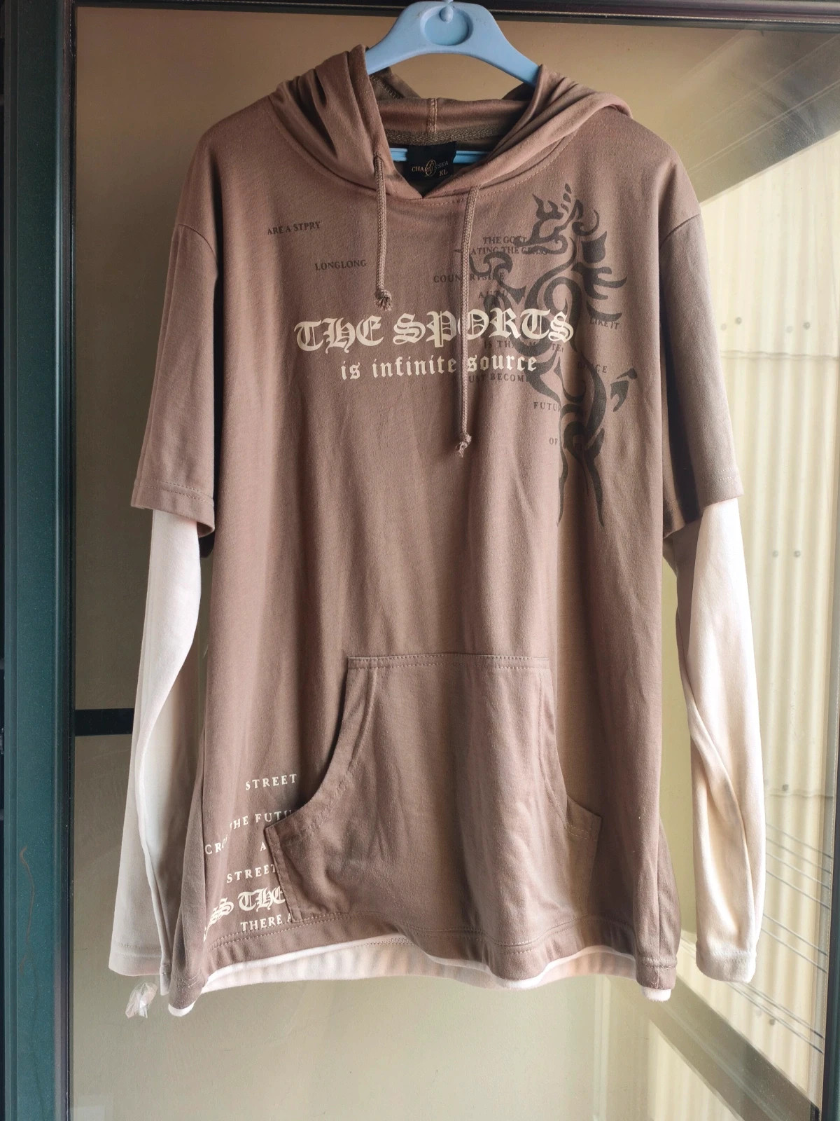 Sudadera marrón streetwear con diseño gráfico y mangas beige 2