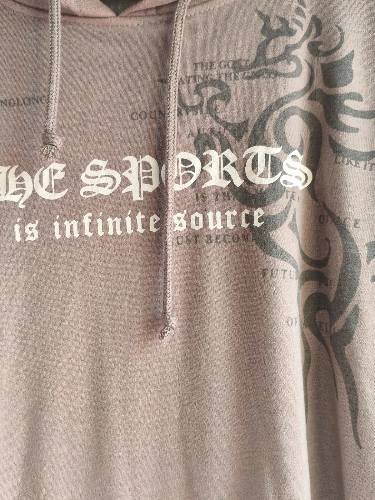 Sudadera marrón streetwear con diseño gráfico y mangas beige 4
