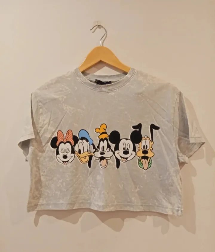 Camiseta corta con estampado de personajes de Disney. 1