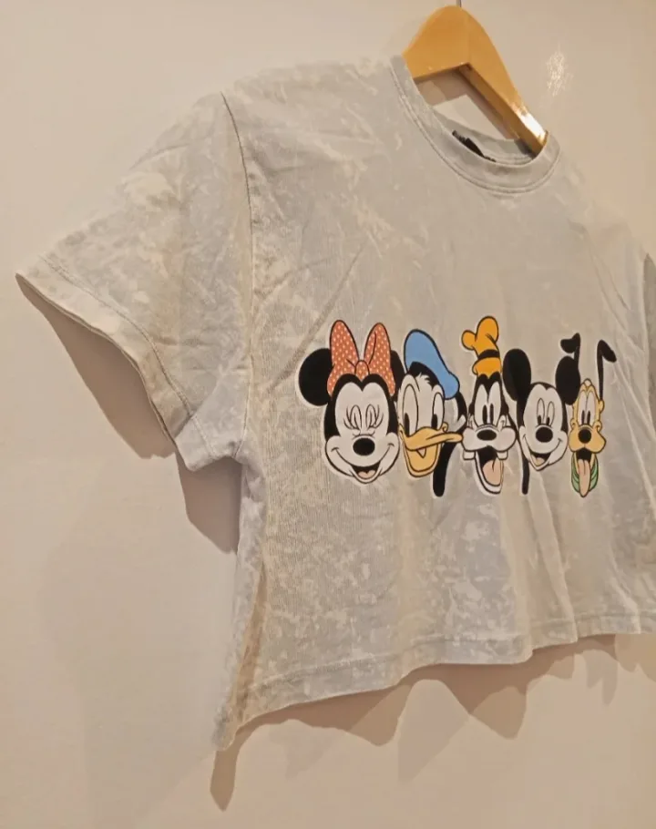 Camiseta corta con estampado de personajes de Disney. 2