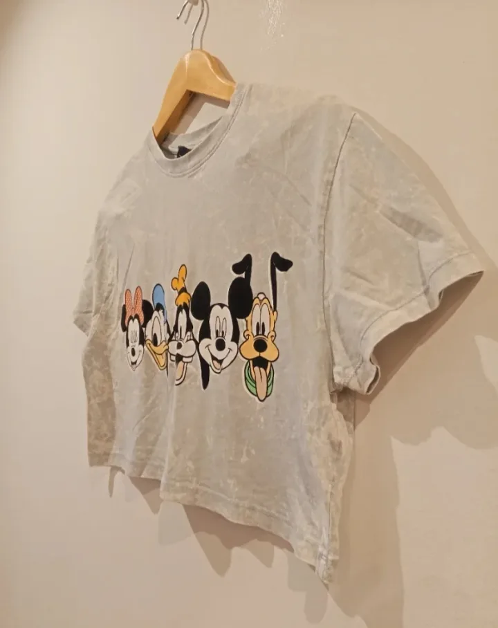 Camiseta corta con estampado de personajes de Disney. 3