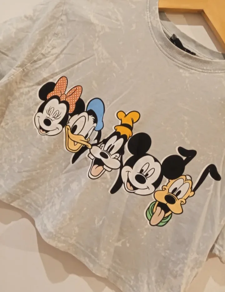 Camiseta corta con estampado de personajes de Disney. 4