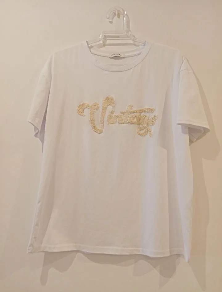 Camiseta blanca con un diseño de letras Vintage talla L 1