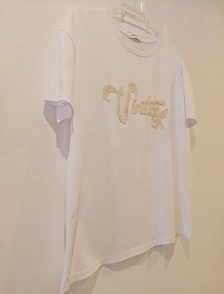 Camiseta blanca con un diseño de letras Vintage talla L 2