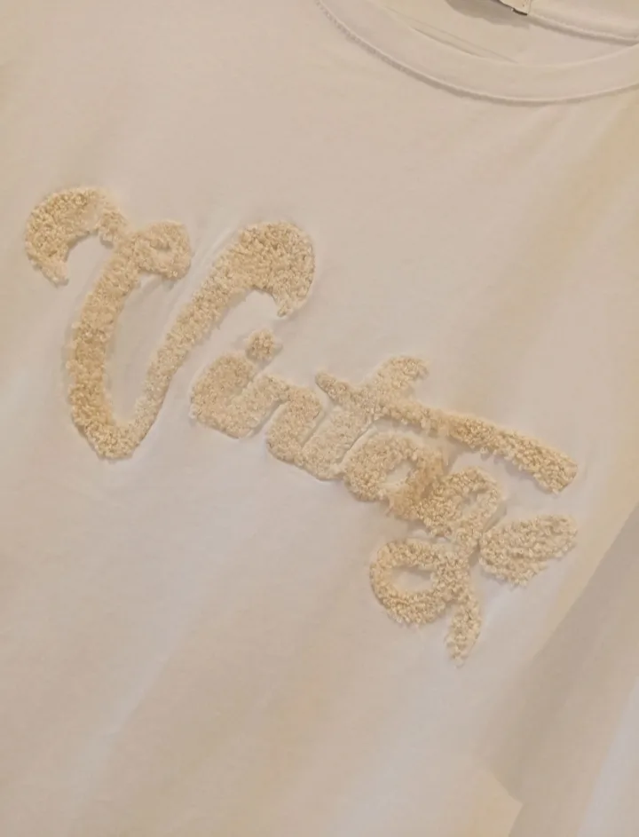 Camiseta blanca con un diseño de letras Vintage talla L 4