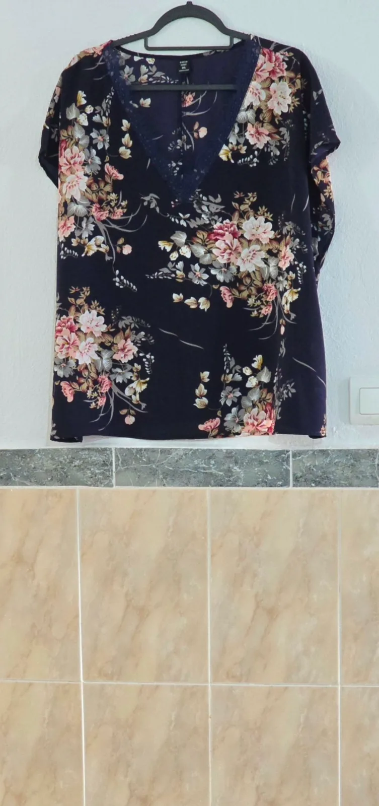 Blusa azul marino floral con encaje 1