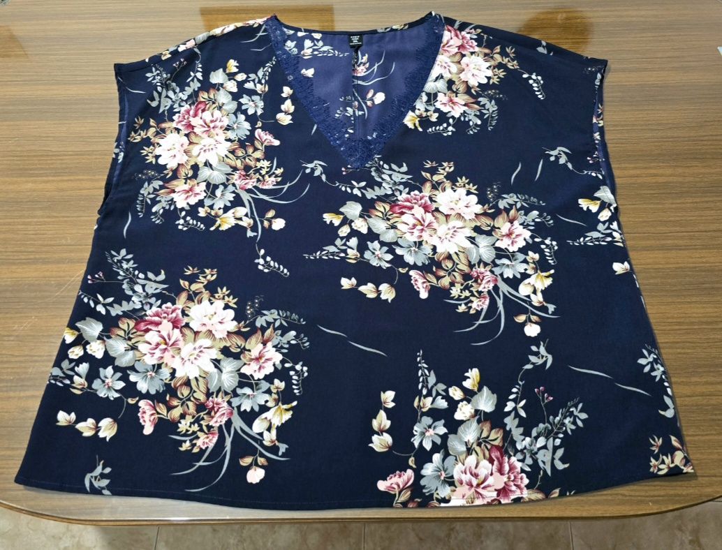 Blusa azul marino floral con encaje 2