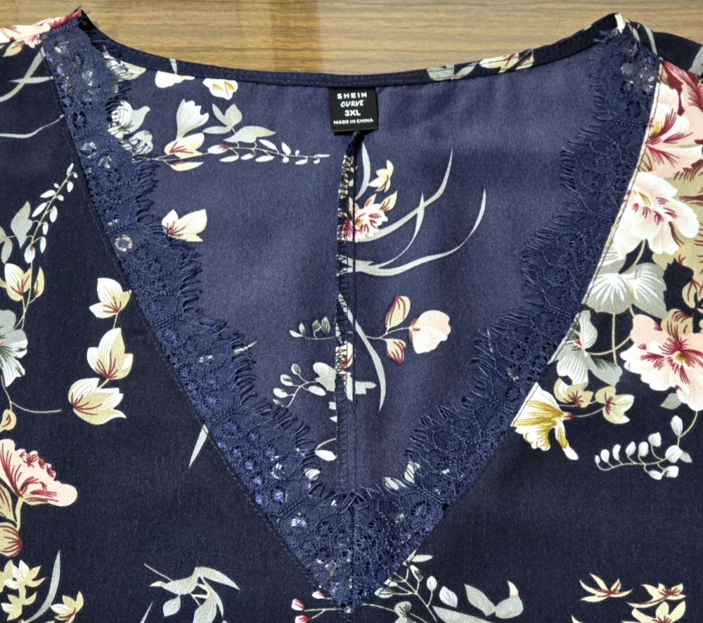 Blusa azul marino floral con encaje 3