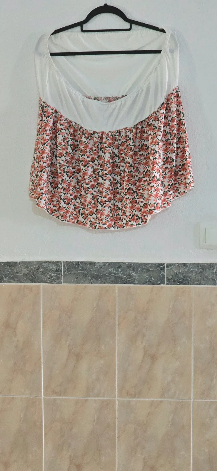 Top blanco y floral palabra de honor Y2K 4