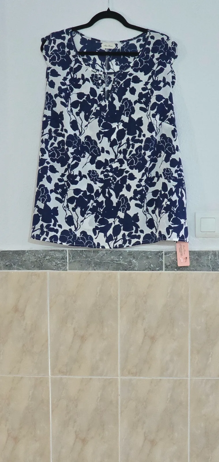Blusa azul marino y blanca sin mangas floral 1
