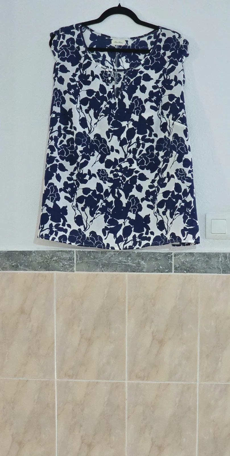Blusa azul marino y blanca sin mangas floral 4