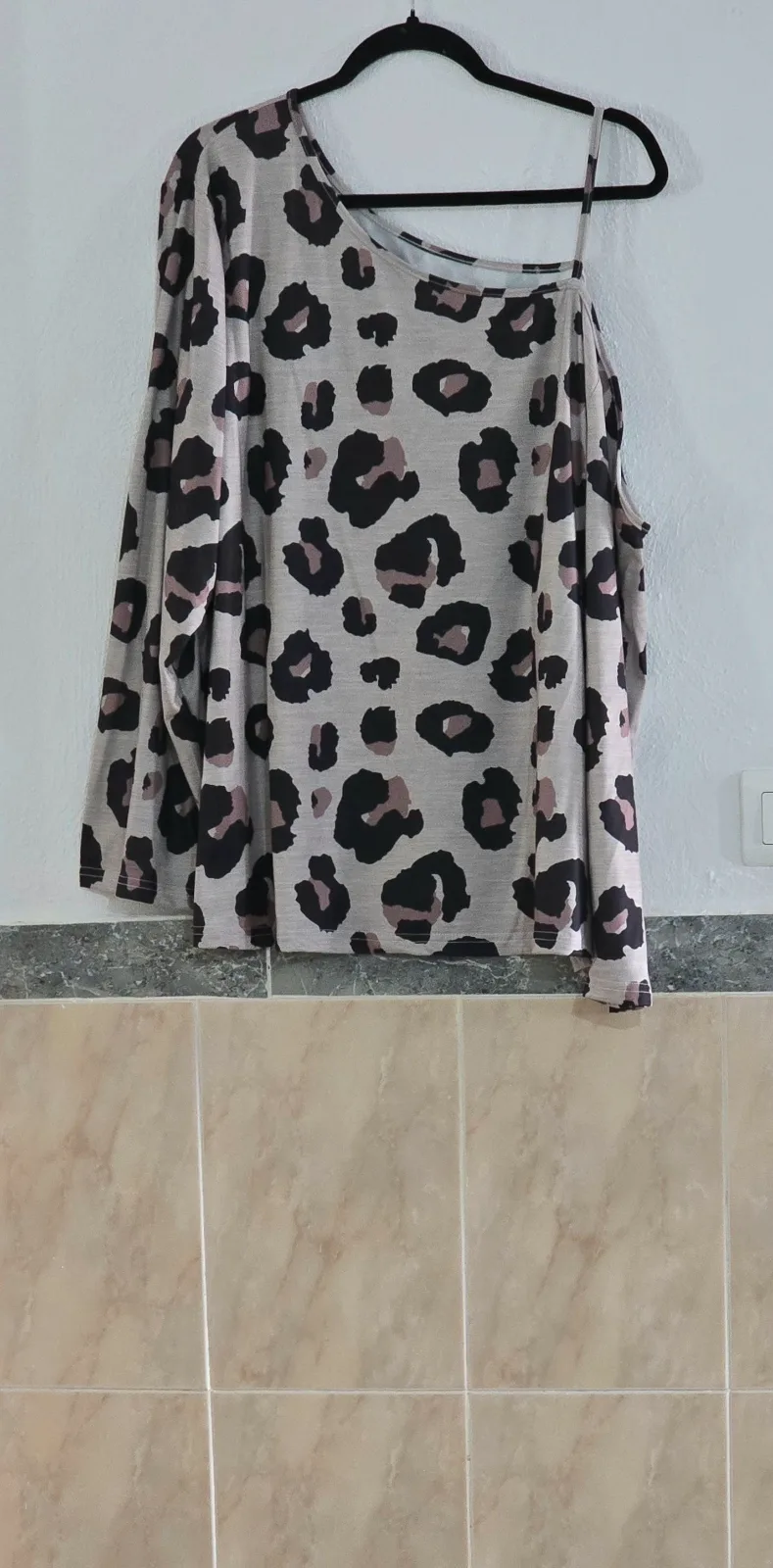 Camiseta estampado leopardo hombro descubierto 1