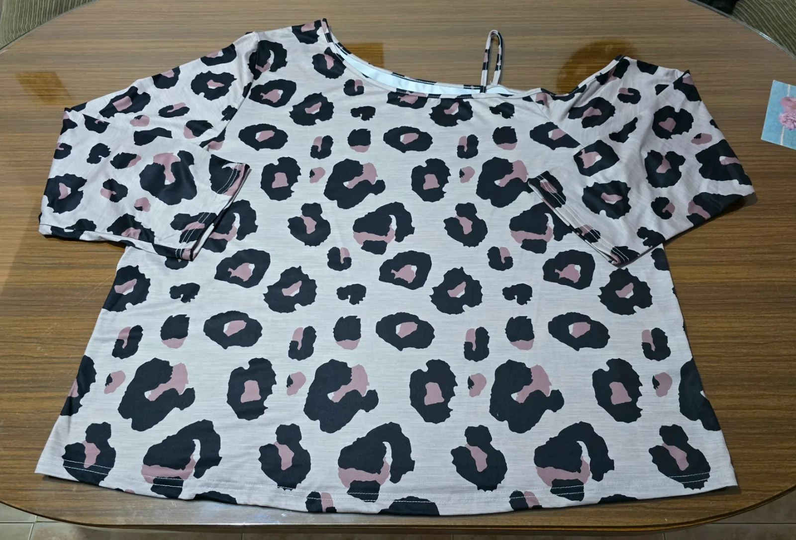Camiseta estampado leopardo hombro descubierto 2