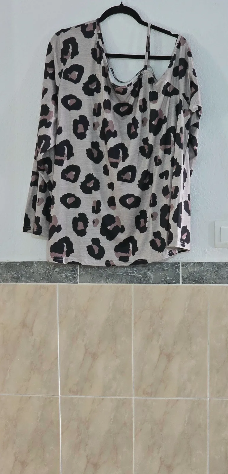 Camiseta estampado leopardo hombro descubierto 4