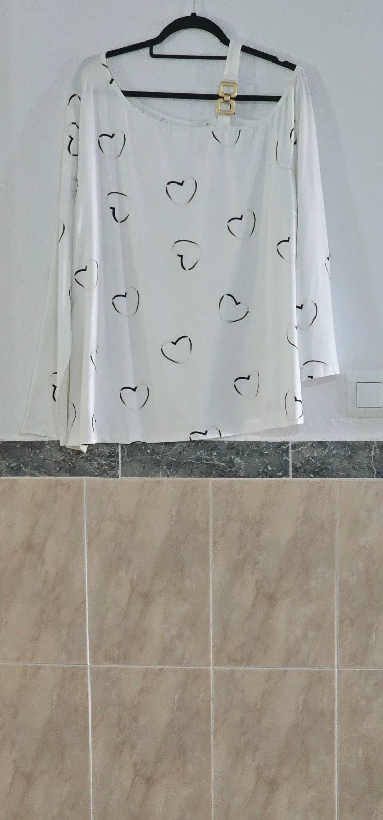 Camiseta blanca 1 hombro descubierto estampado corazones 1