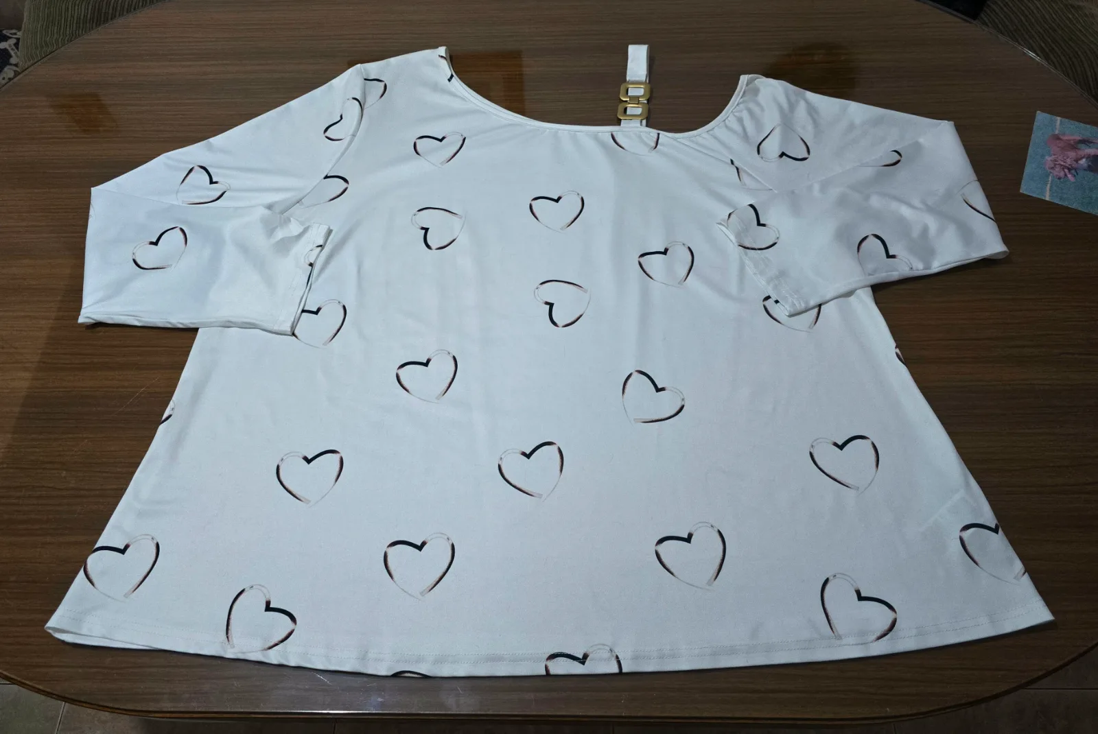 Camiseta blanca 1 hombro descubierto estampado corazones 2