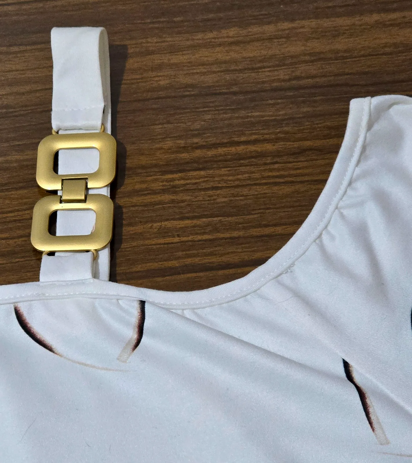 Camiseta blanca 1 hombro descubierto estampado corazones 3