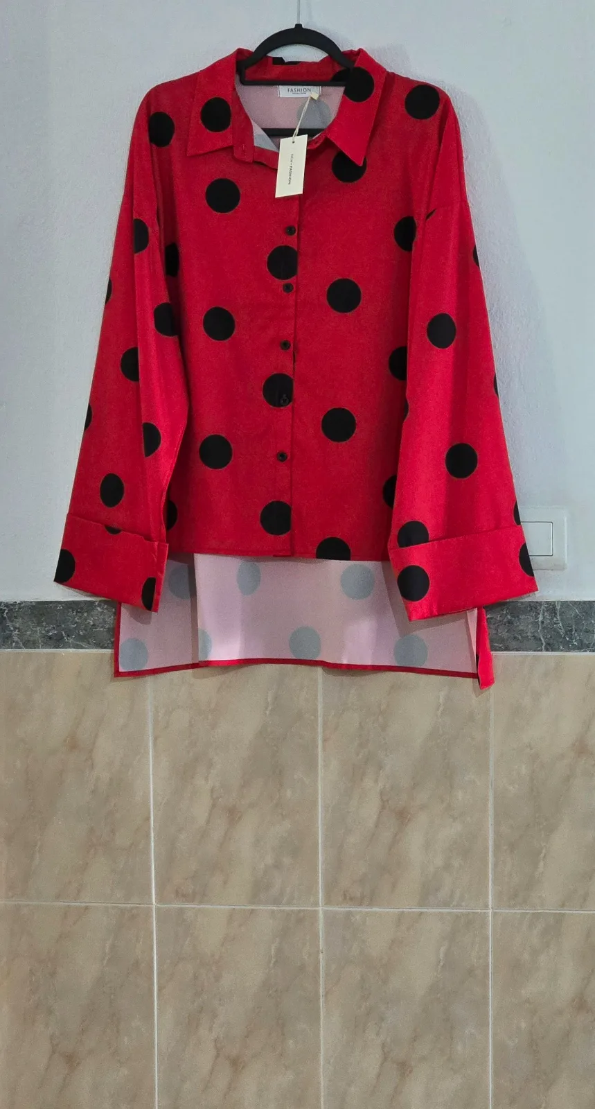 Camisa Talla 52 roja y negra lunares 1