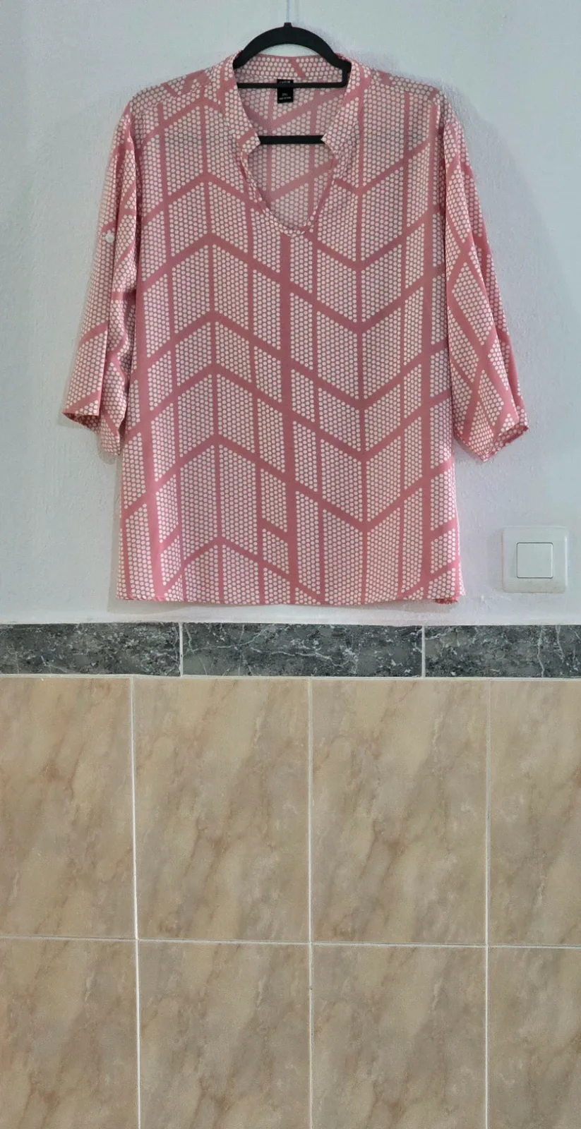 Blusa estampado geometrico rosa y blanca 1