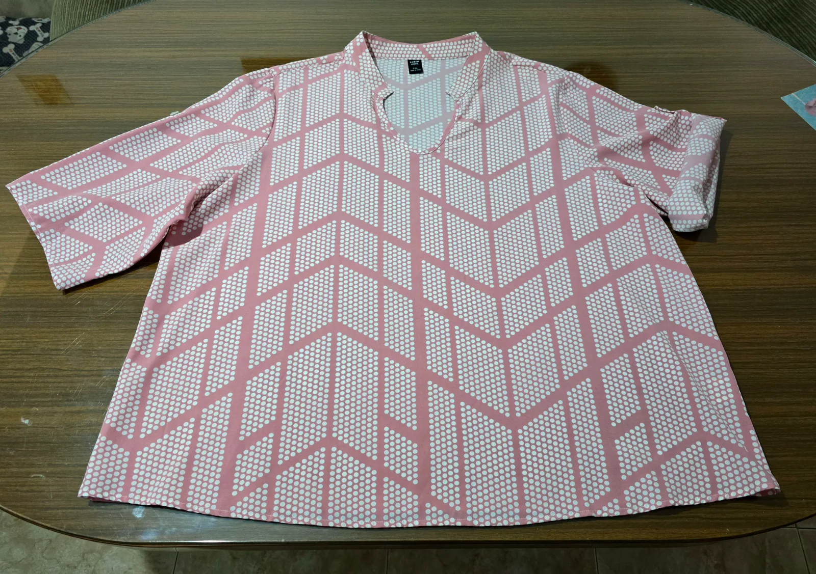 Blusa estampado geometrico rosa y blanca 3