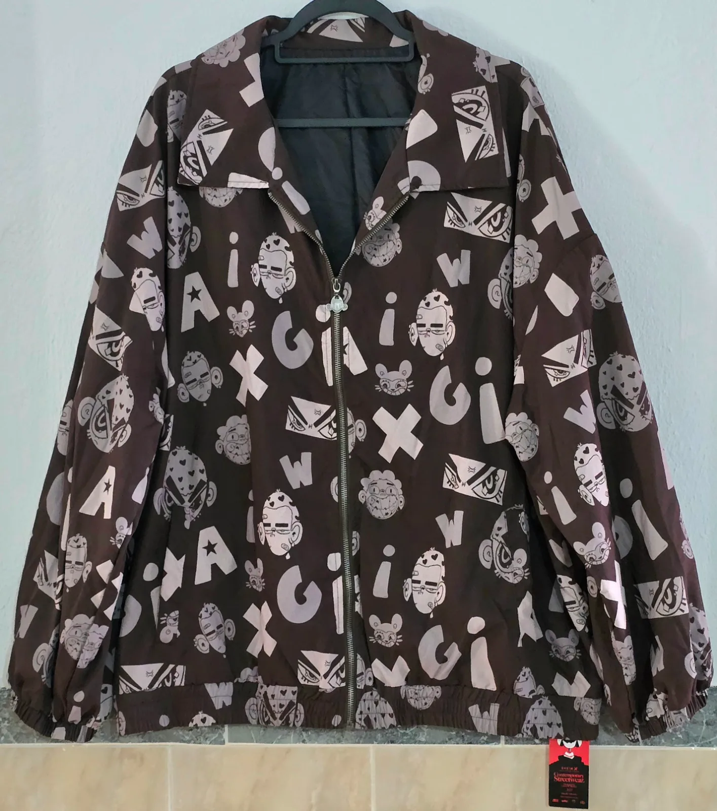 Chaqueta tipo bomber marrón estampada // Bomber marron imprimé. 2