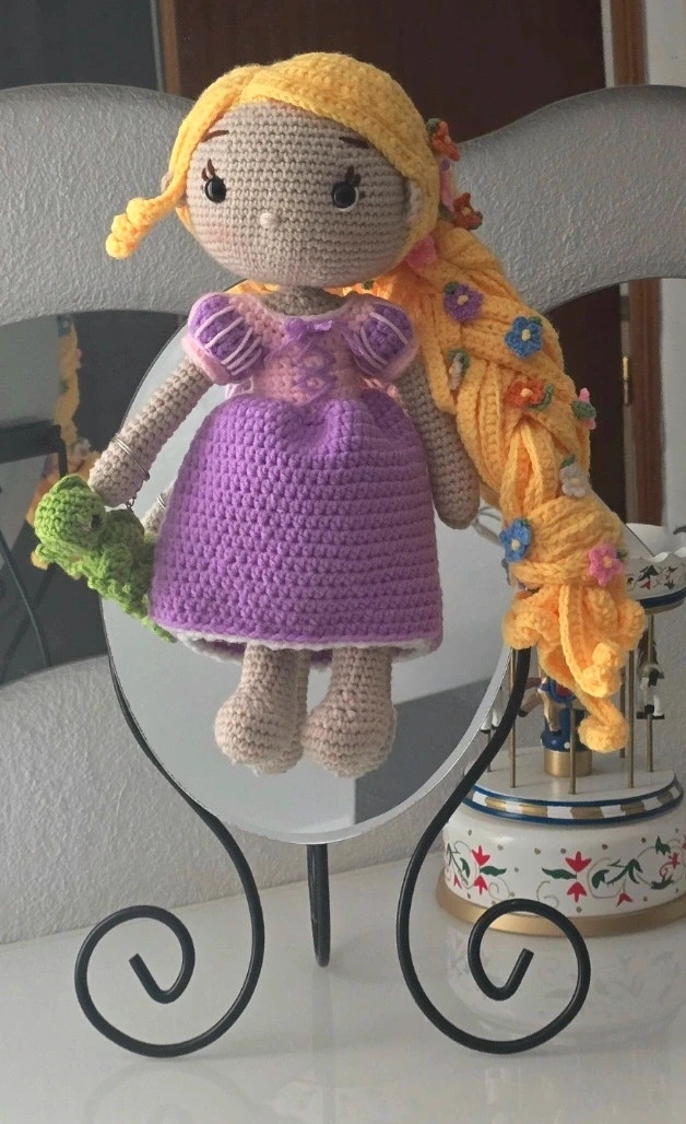 Muñeca Rapunzel Tejida a Mano Amigurumi // Poupée Amigurumi Raiponce tricotée à la main. 2
