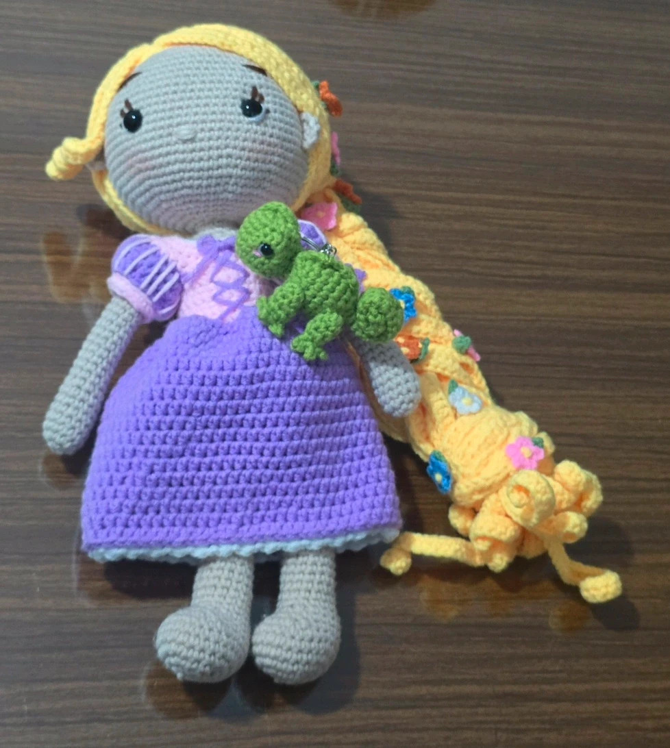 Muñeca Rapunzel Tejida a Mano Amigurumi // Poupée Amigurumi Raiponce tricotée à la main. 3