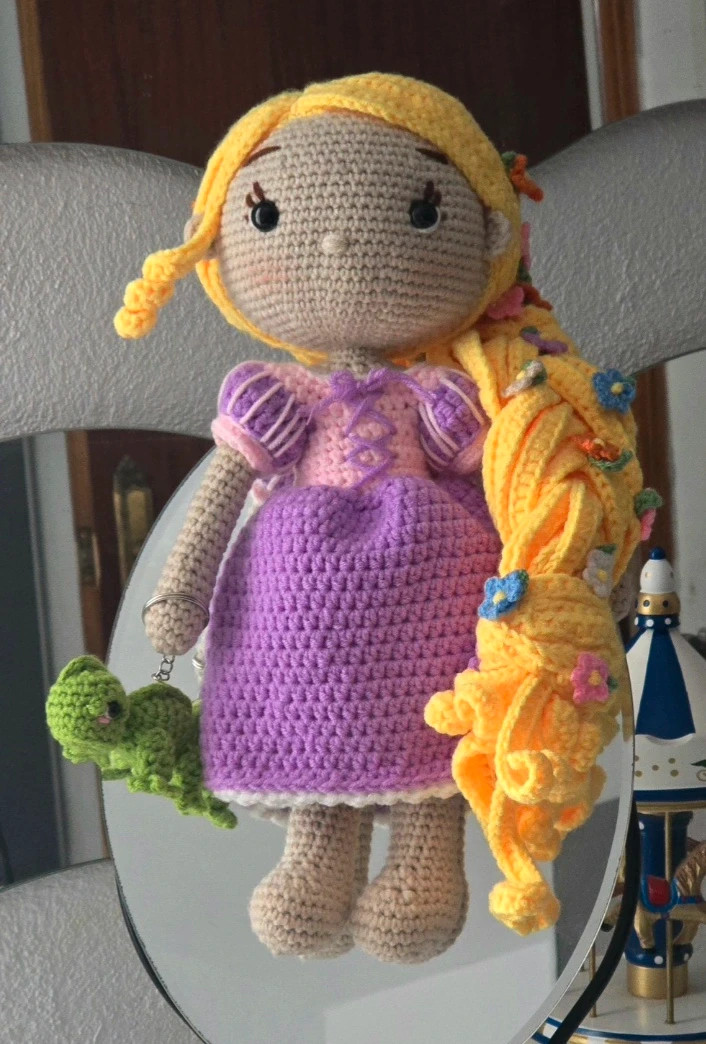 Muñeca Rapunzel Tejida a Mano Amigurumi // Poupée Amigurumi Raiponce tricotée à la main. 1