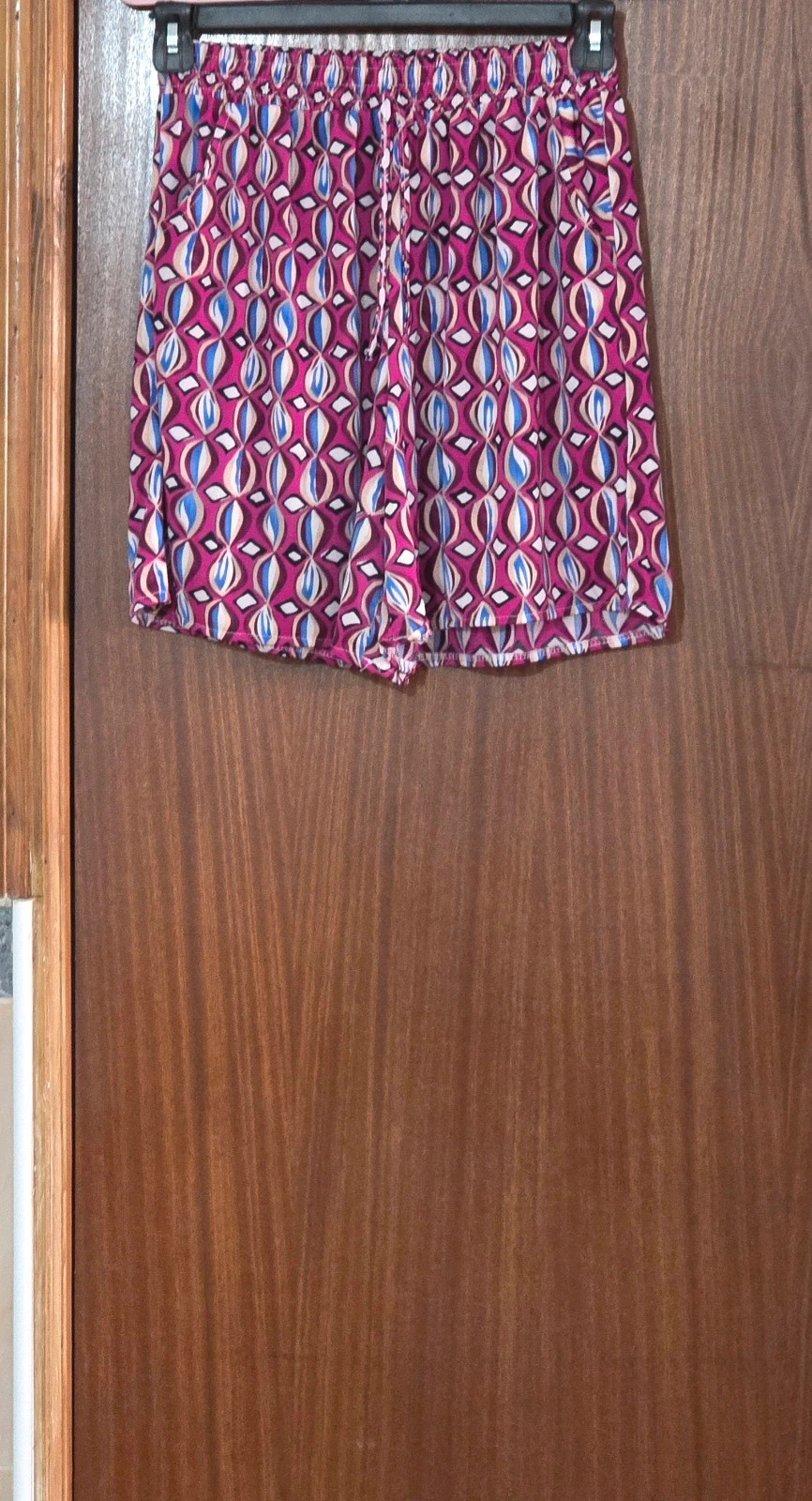 Short fucsia con estampado y bolsillos // Short fuchsia avec imprimé et poches. 1