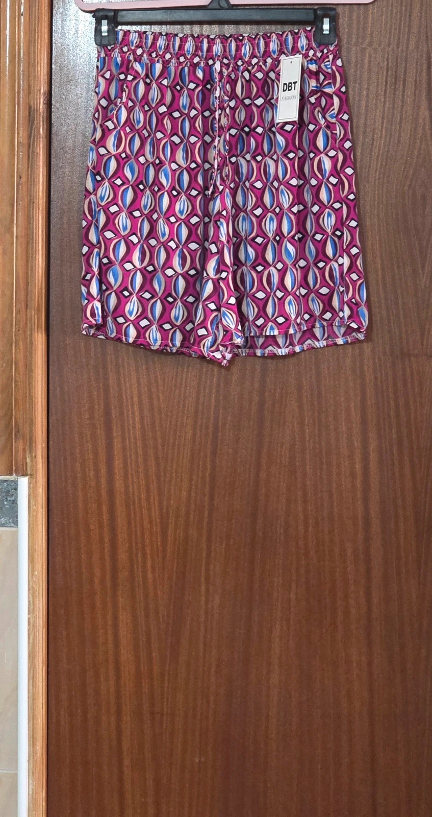Short fucsia con estampado y bolsillos // Short fuchsia avec imprimé et poches. 2