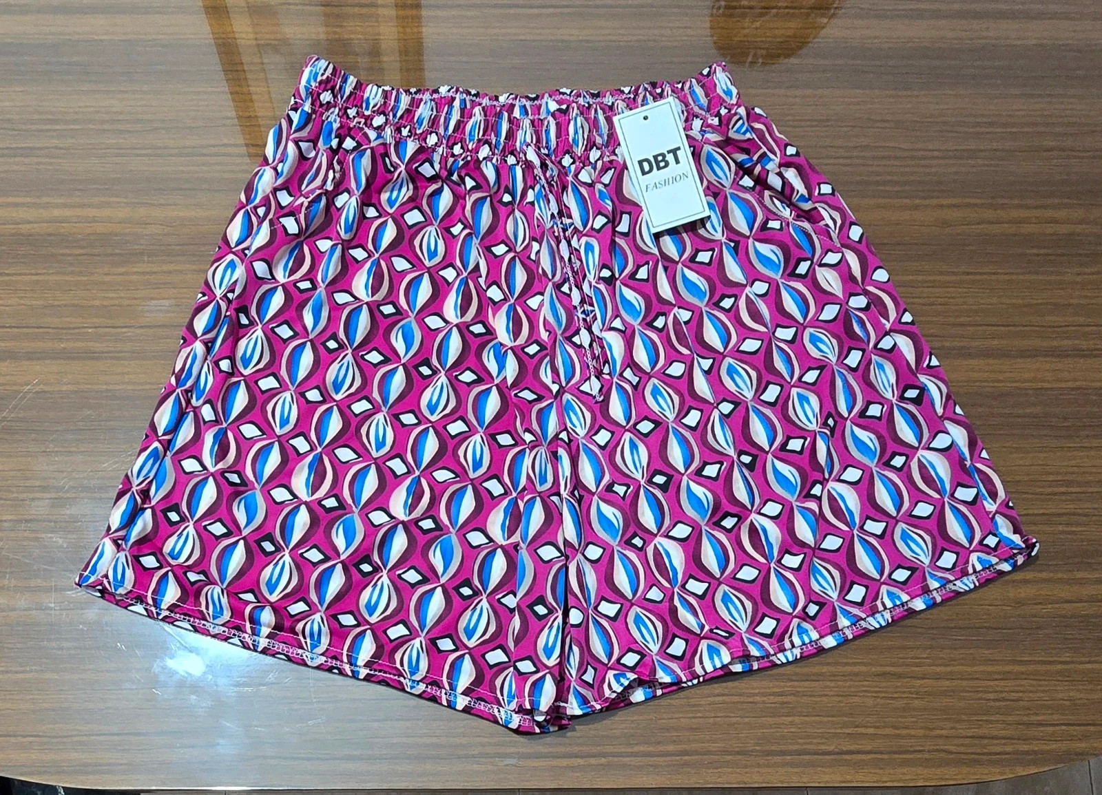 Short fucsia con estampado y bolsillos // Short fuchsia avec imprimé et poches. 4