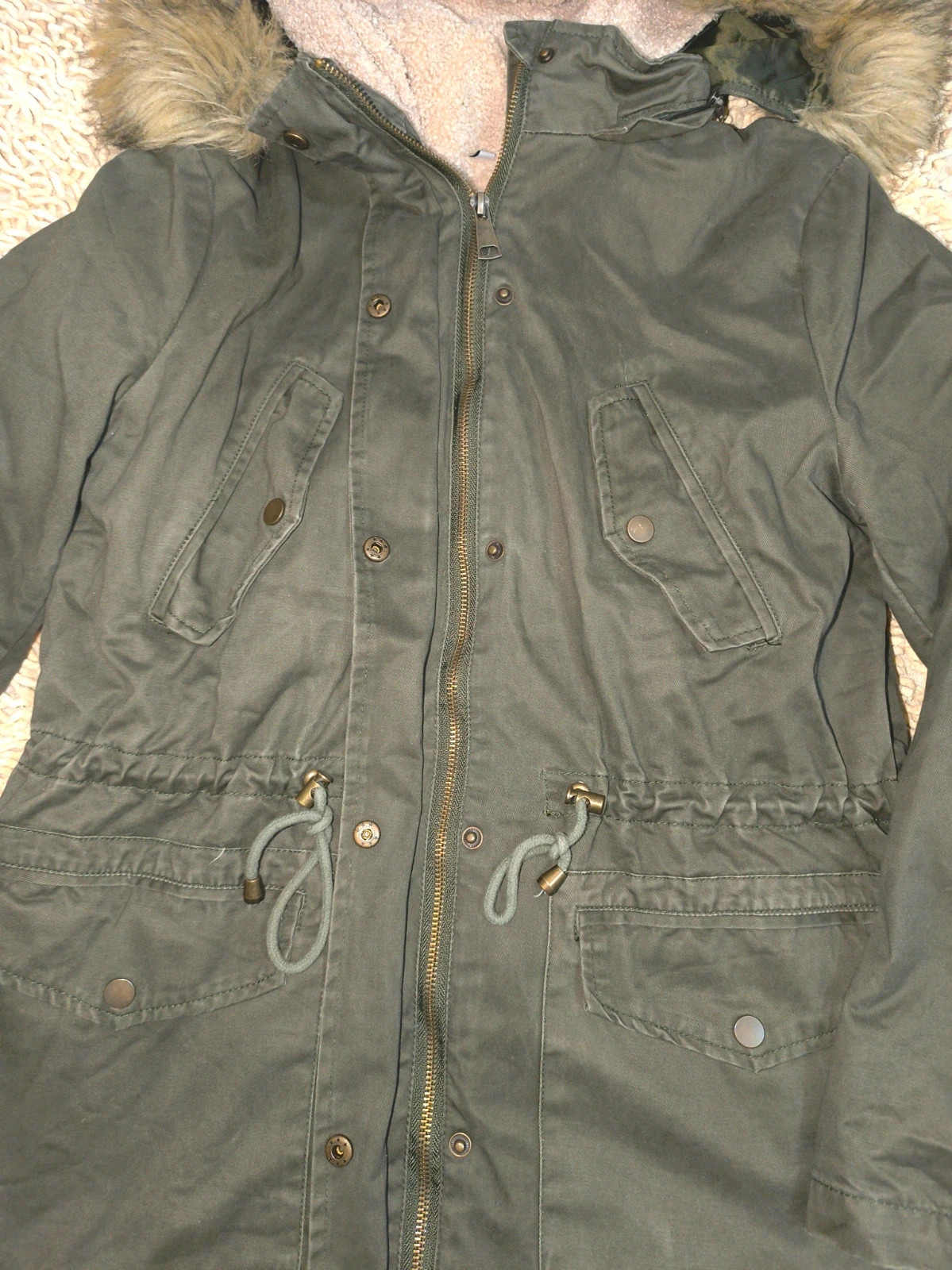 Parka verde caqui, con forro polar , talla L 2