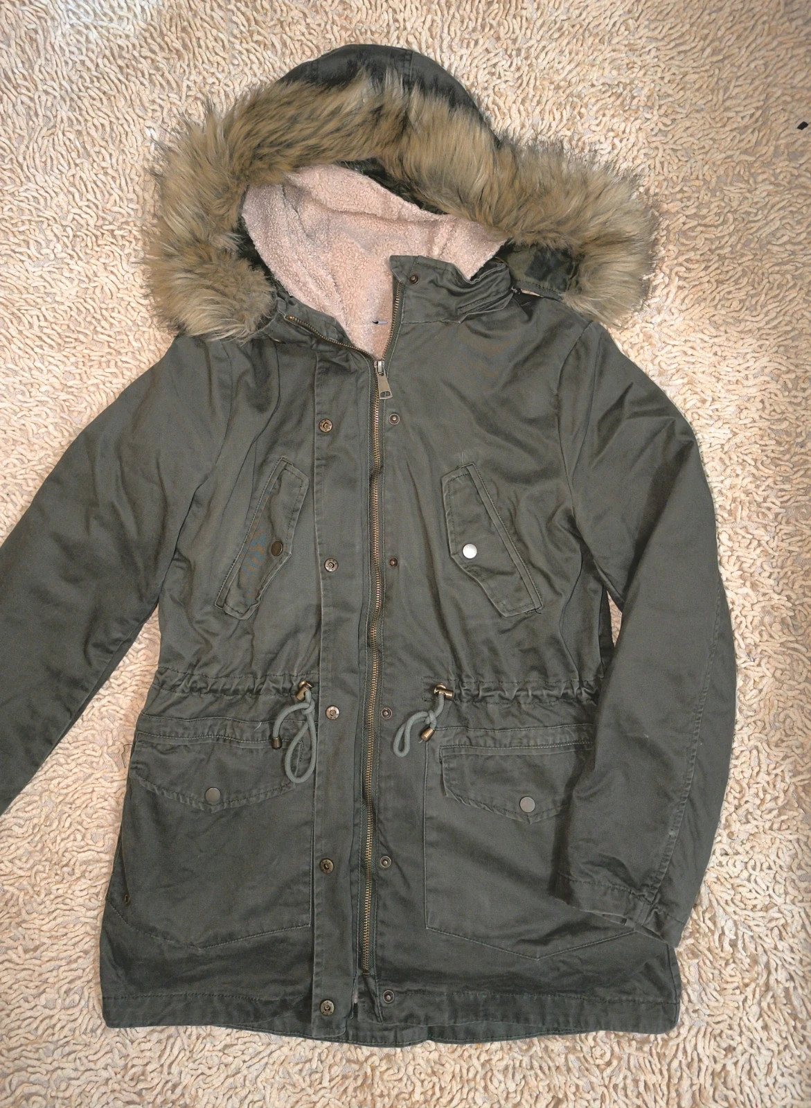 Parka verde caqui, con forro polar , talla L 1