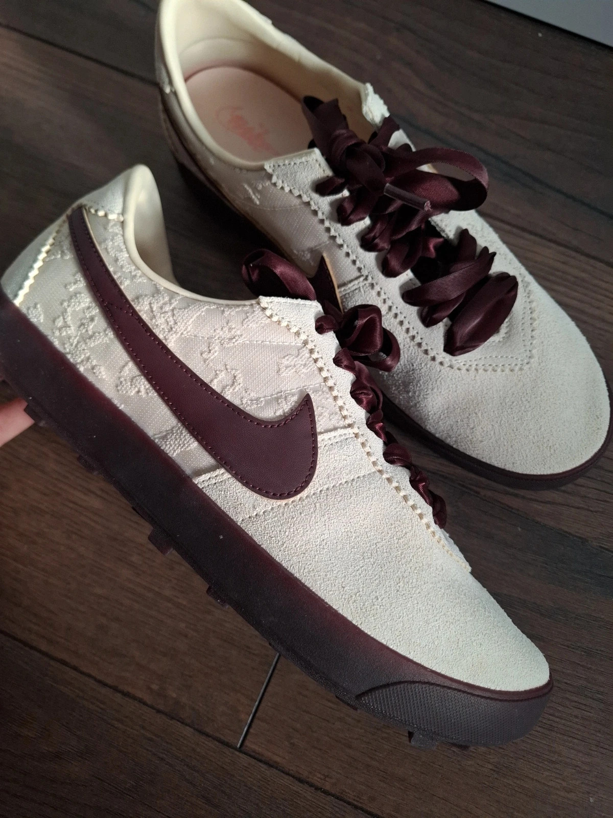 W Nike Astrograbber LTHR SE light cream/burgundy crush 43 1