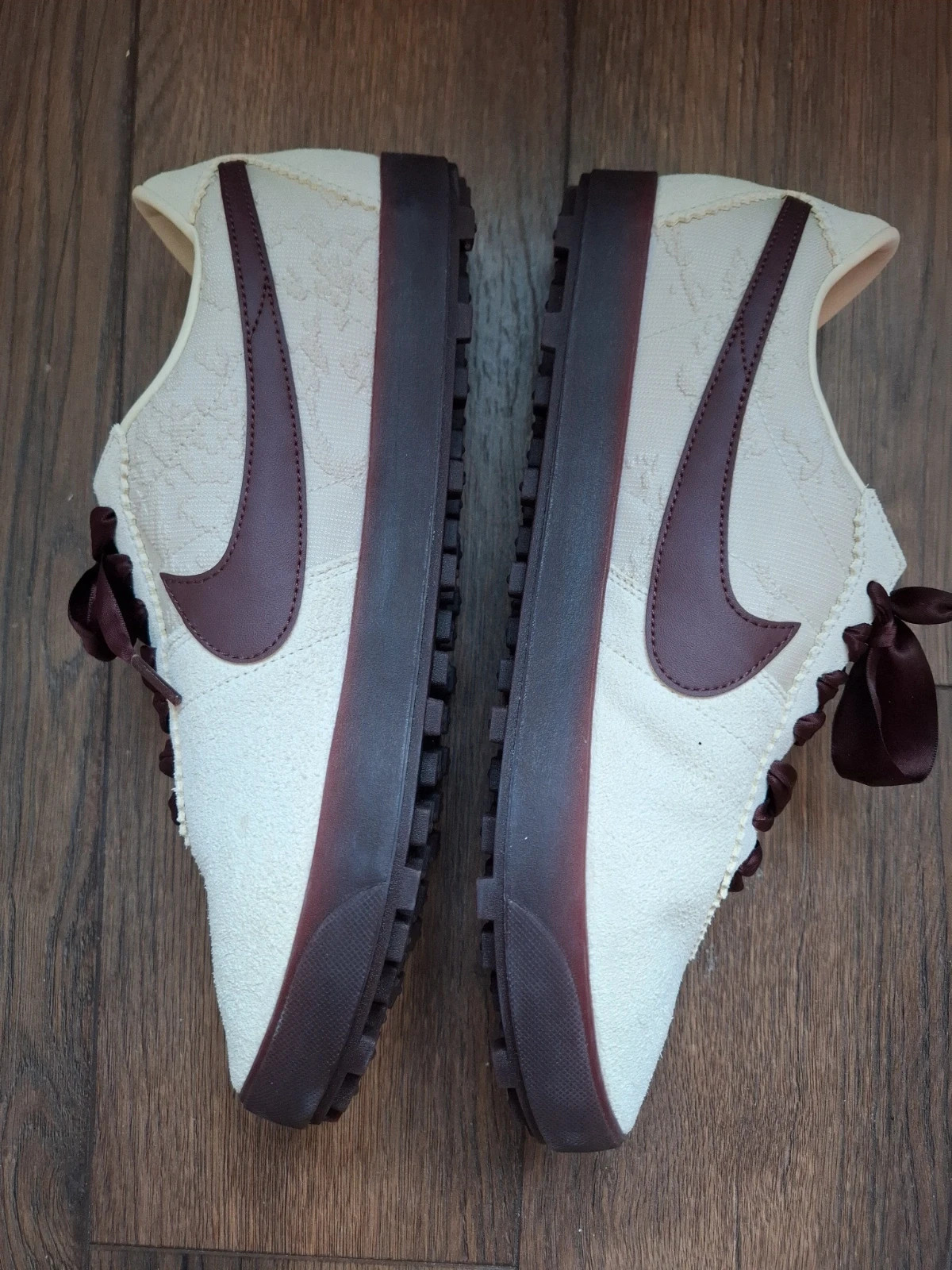 W Nike Astrograbber LTHR SE light cream/burgundy crush 43 4