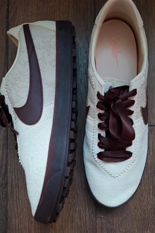 W Nike Astrograbber LTHR SE light cream/burgundy crush 43 2