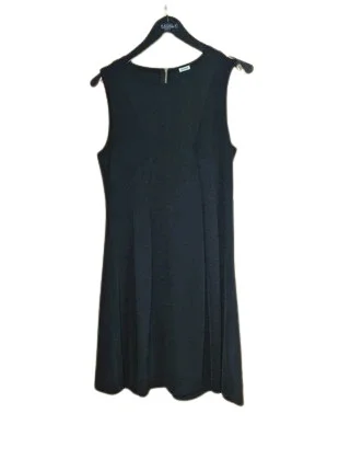 Vestido negro sin mangas con vuelo 1