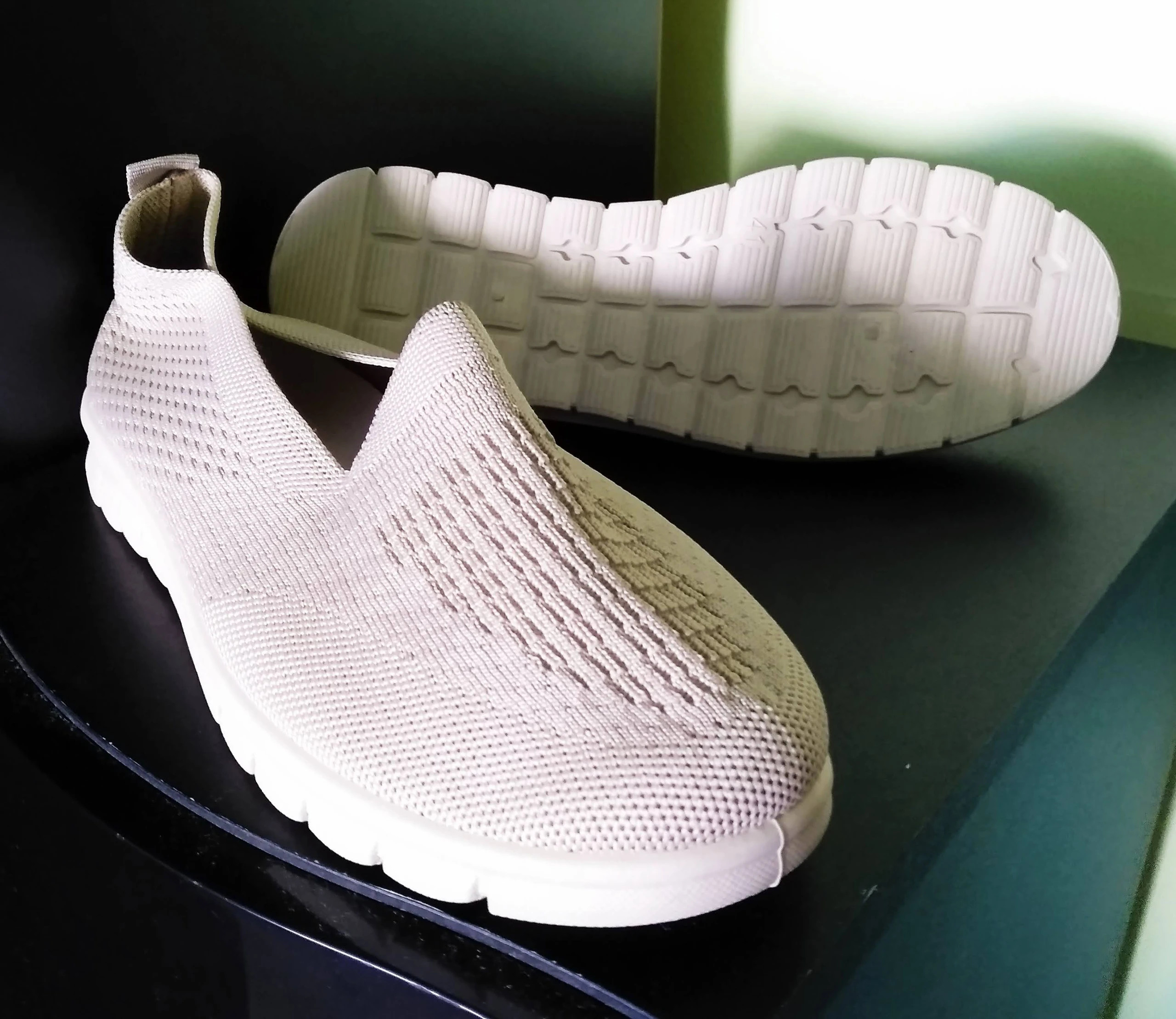 Bézs színű textil sportcipő 4