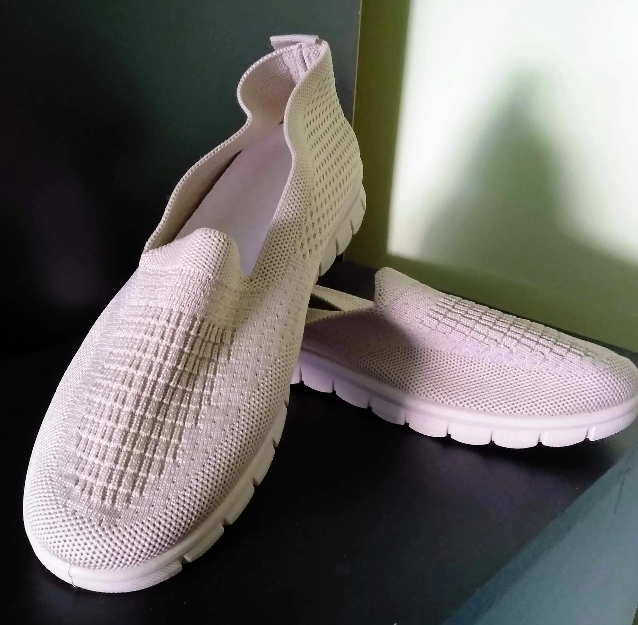 Bézs színű textil sportcipő 1