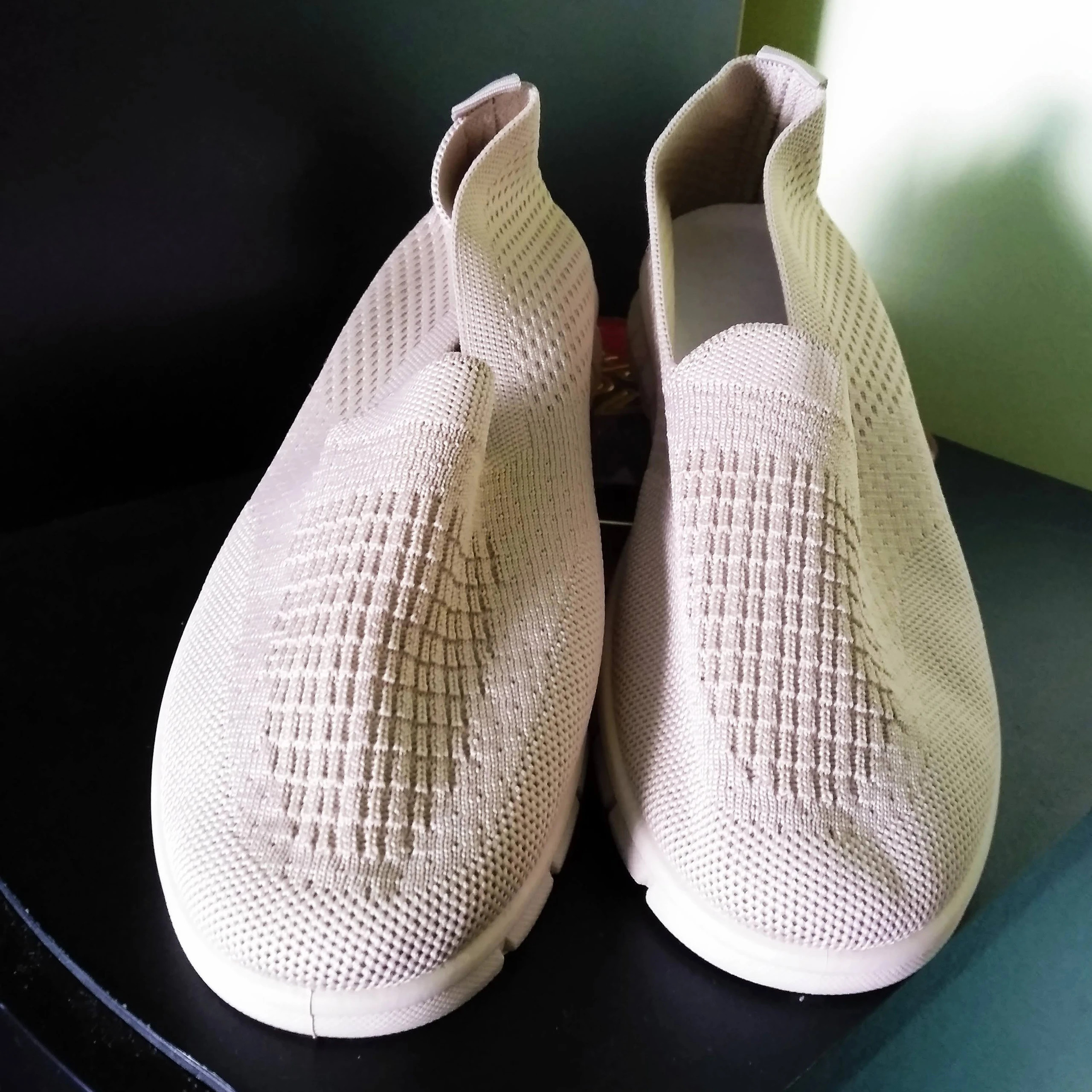 Bézs színű textil sportcipő 3
