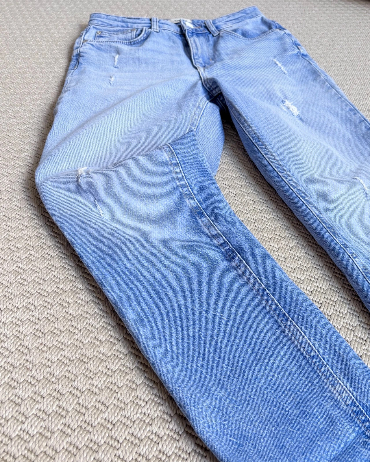 ONLY Mom Jeans • Light Wash Denim • Y2K • Casual • Scandinavian Style • 25/30 2