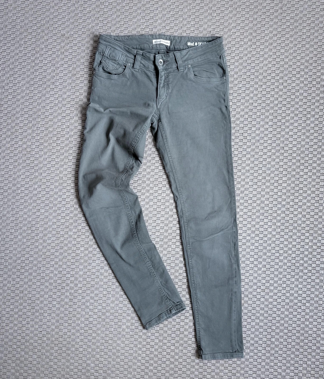 Sage green skinny farmer • W28/L32 • minimal urban scandinavian capsule 1
