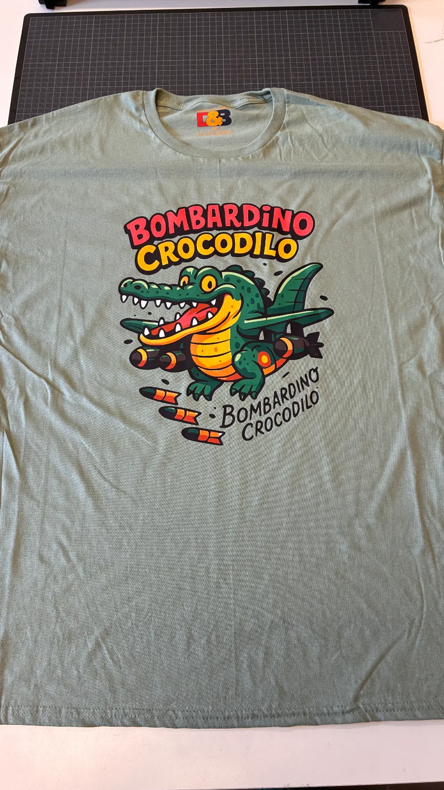Bombardino crocodilo XXL-es sage színű unisex póló 1