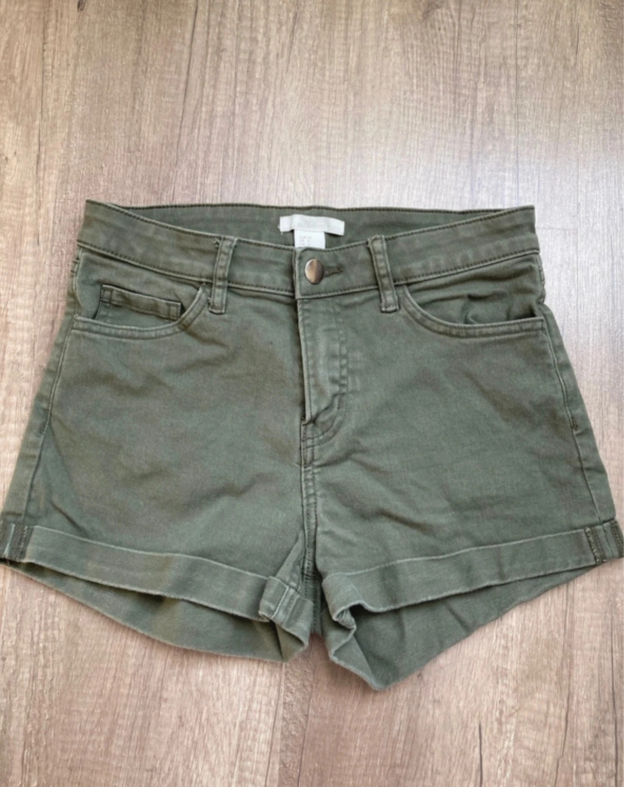 Olívazöld H&M női rövid nadrág/sort 1