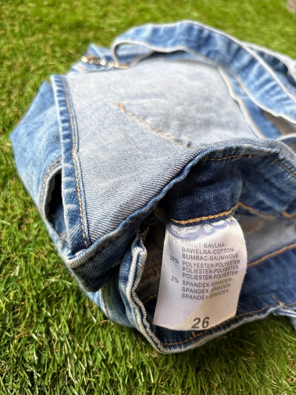 Koptatott kék, kantáros rövid farmer nadrág 4