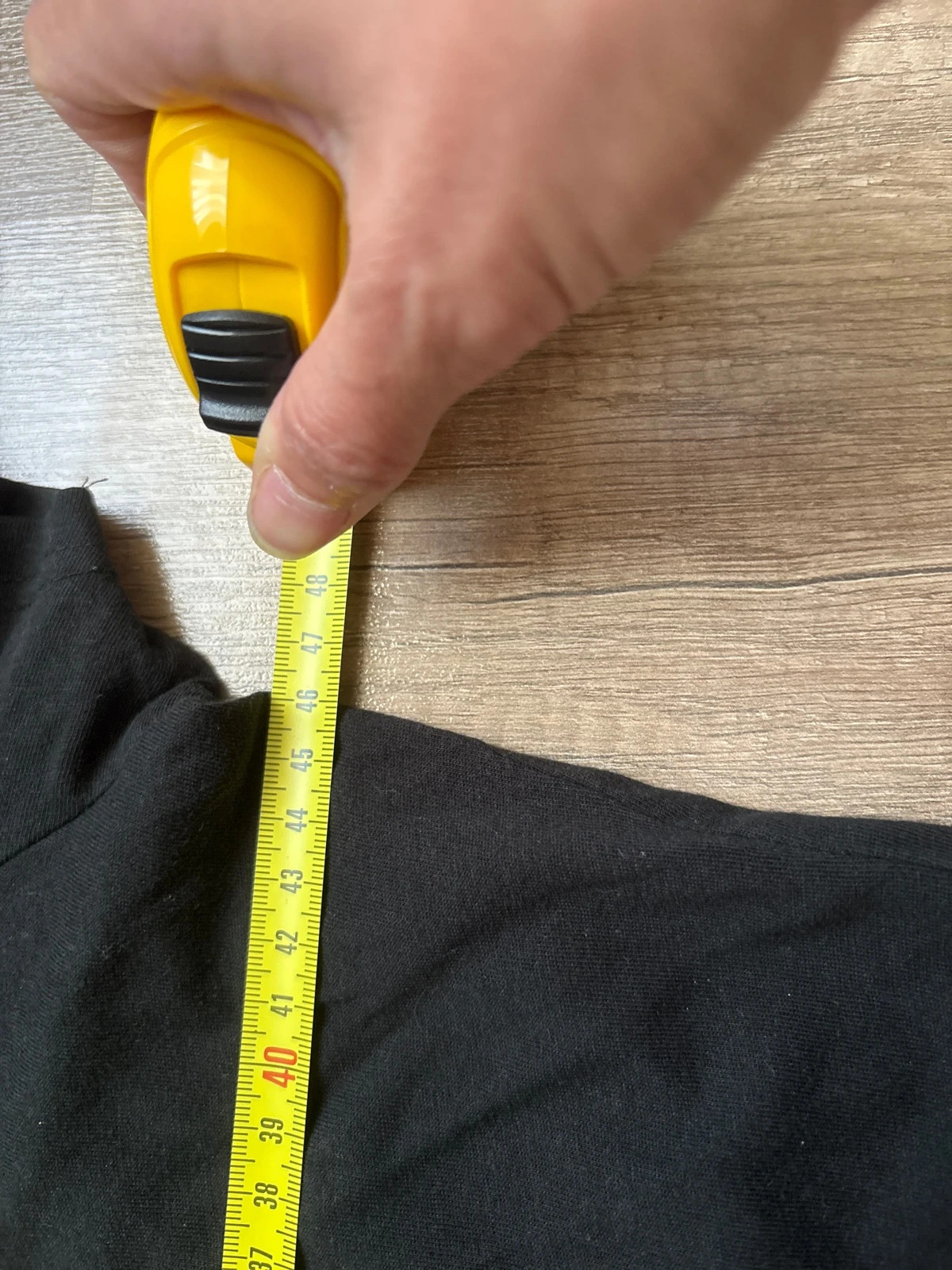 Fekete, fehér feliratos slim fit póló 4