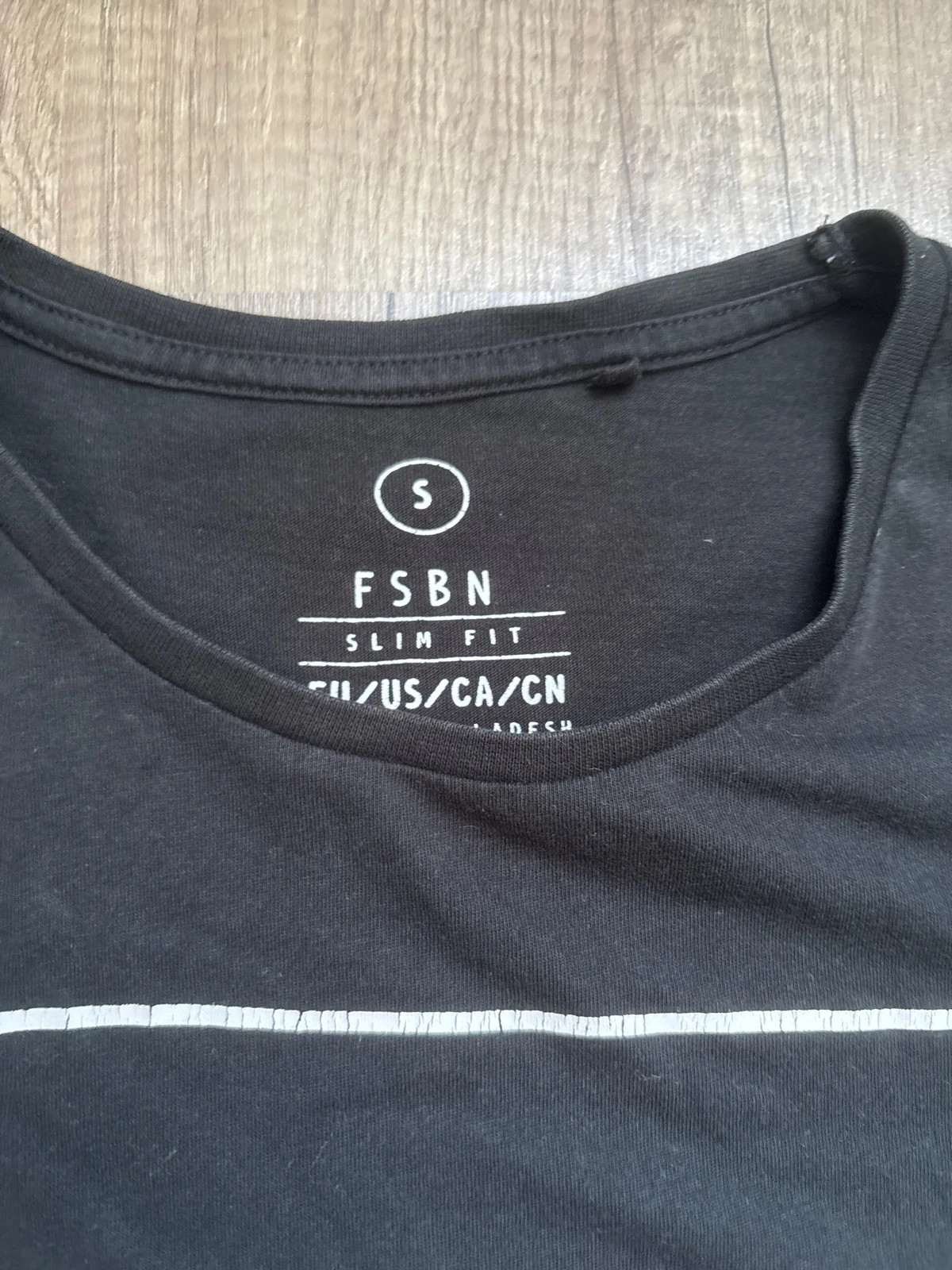 Fekete, fehér feliratos slim fit póló 2