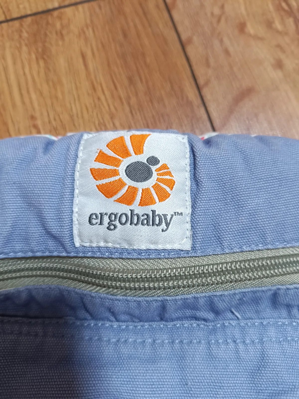Ergobaby csatos hordozó 2