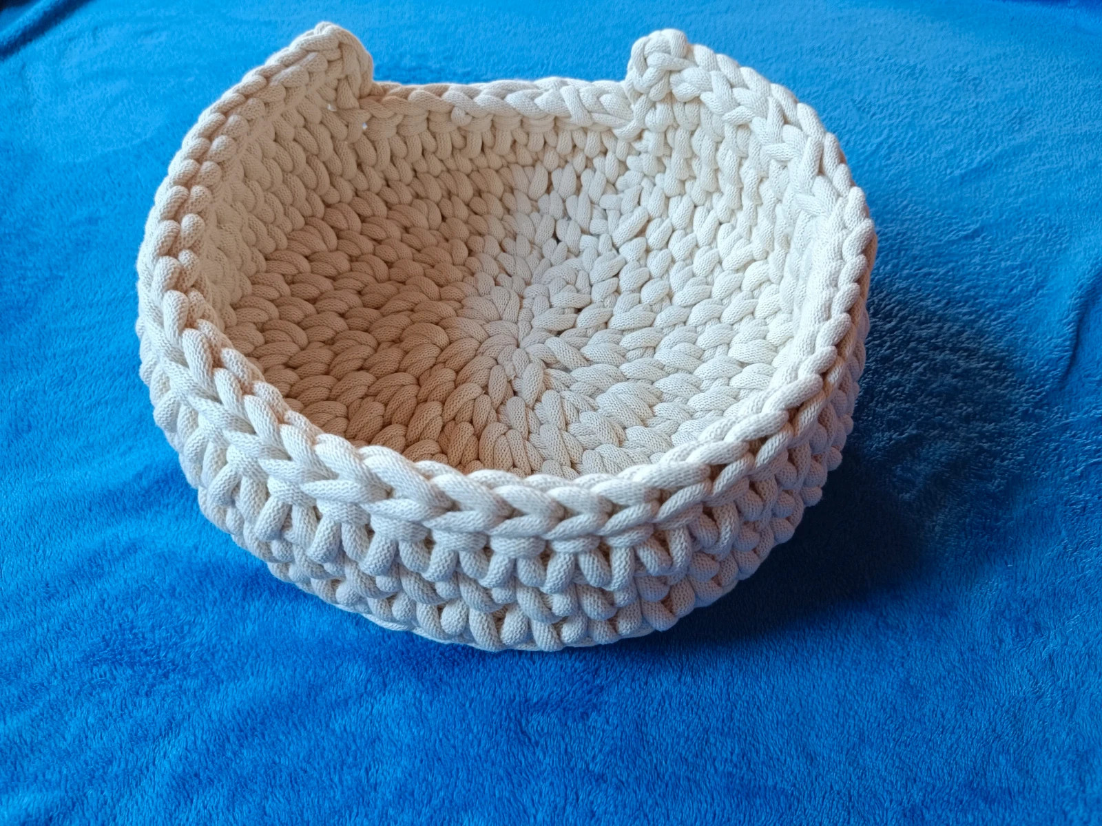 Horgolt kosár / kisállat fekhely 1