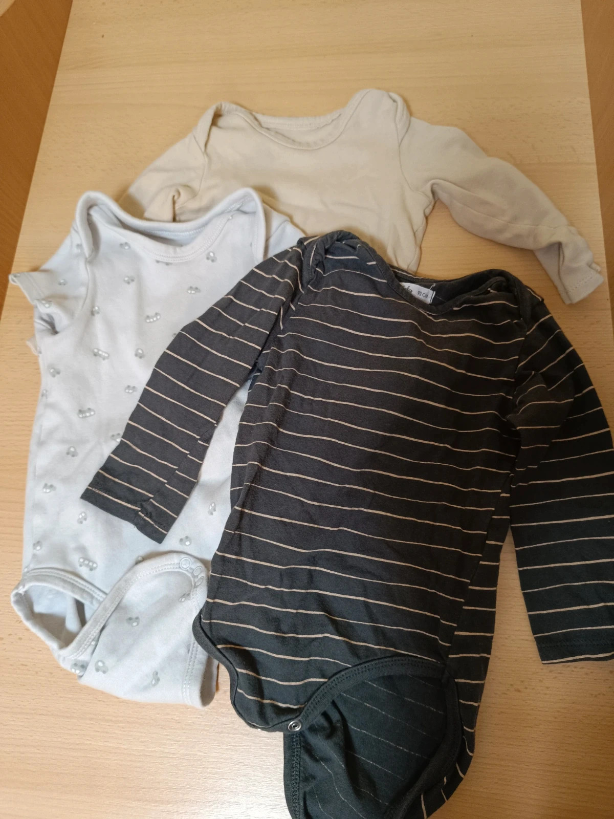 3 hosszú ujjú body ès egy rövid 1